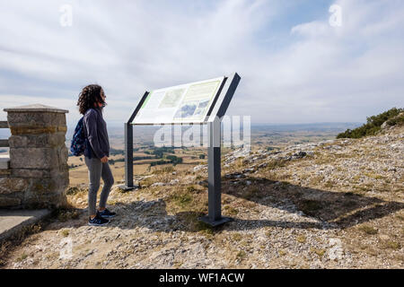 Lire le panneau d'information aux visiteurs situé sur un point de vue à Parque Natural Montes Obarenes, Province de Burgos, Espagne Banque D'Images