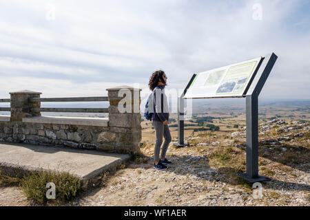 Lire le panneau d'information aux visiteurs situé sur un point de vue à Parque Natural Montes Obarenes, Province de Burgos, Espagne Banque D'Images