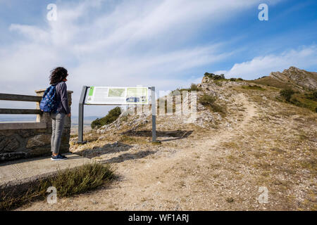 Lire le panneau d'information aux visiteurs situé sur un point de vue à Parque Natural Montes Obarenes, Province de Burgos, Espagne Banque D'Images