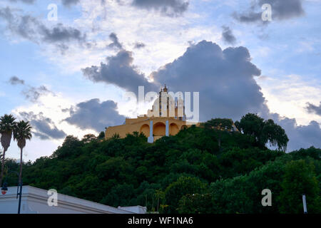 San Andres Cholula, Mexique, le 30 août 2019 - Sanctuaire de Notre Dame des Remèdes avec des nuages au coucher du soleil vu du Jardin San Andres Cholula. Banque D'Images