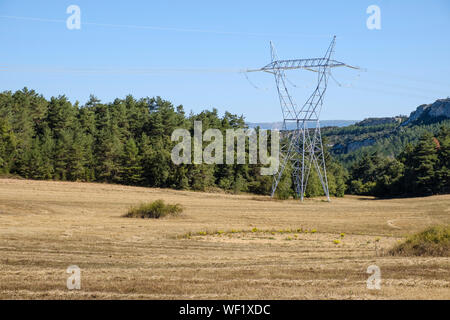 Tour de l'électricité haute tension, Parc Naturel de los Montes Obarenes, Province de Burgos, Espagne Banque D'Images