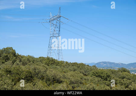 Tour de l'électricité haute tension, Parc Naturel de los Montes Obarenes, Province de Burgos, Espagne Banque D'Images