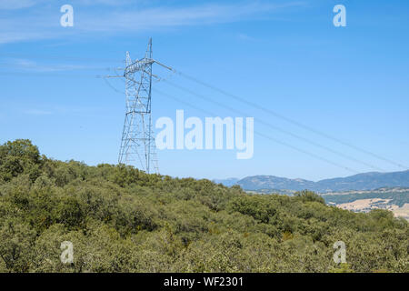 Tour de l'électricité haute tension, Parc Naturel de los Montes Obarenes, Province de Burgos, Espagne Banque D'Images