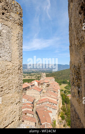 Vue de l'église de San Vicente et de la vieille ville de Frías de la tour principale des remparts de son château médiéval, Province de Burgos, Espagne Banque D'Images