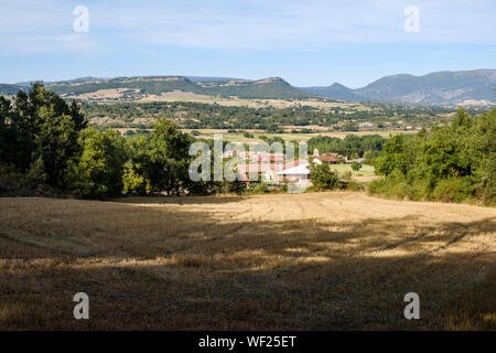 Village d'Quintanaseca et vallée de Tobalina vu depuis le Parc Naturel de los Montes Obarenes, Province de Burgos, Espagne Banque D'Images