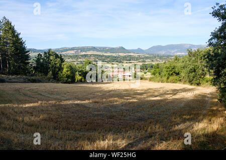 Village d'Quintanaseca et vallée de Tobalina vu depuis le Parc Naturel de los Montes Obarenes, Province de Burgos, Espagne Banque D'Images