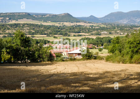 Village d'Quintanaseca et vallée de Tobalina vu depuis le Parc Naturel de los Montes Obarenes, Province de Burgos, Espagne Banque D'Images