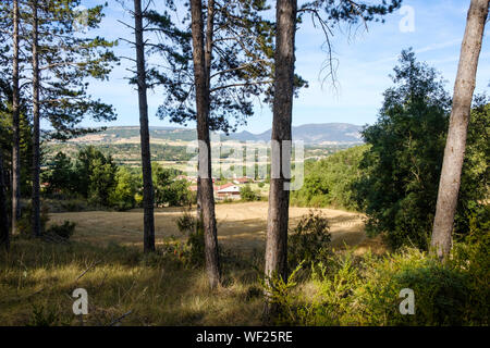 Village d'Quintanaseca et vallée de Tobalina vu depuis le Parc Naturel de los Montes Obarenes, Province de Burgos, Espagne Banque D'Images