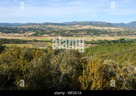 Village d'Quintanaseca et vallée de Tobalina vu depuis le Parc Naturel de los Montes Obarenes, Province de Burgos, Espagne Banque D'Images