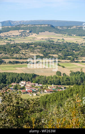 Village d'Quintanaseca et vallée de Tobalina vu depuis le Parc Naturel de los Montes Obarenes, Province de Burgos, Espagne Banque D'Images