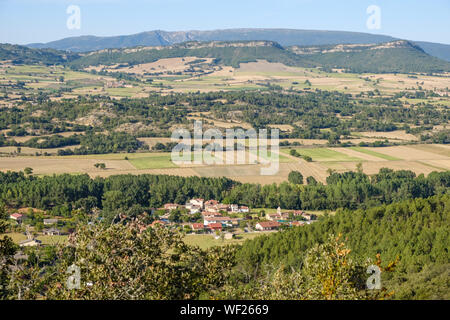 Village d'Quintanaseca et vallée de Tobalina vu depuis le Parc Naturel de los Montes Obarenes, Province de Burgos, Espagne Banque D'Images