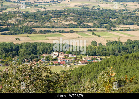 Village d'Quintanaseca et vallée de Tobalina vu depuis le Parc Naturel de los Montes Obarenes, Province de Burgos, Espagne Banque D'Images