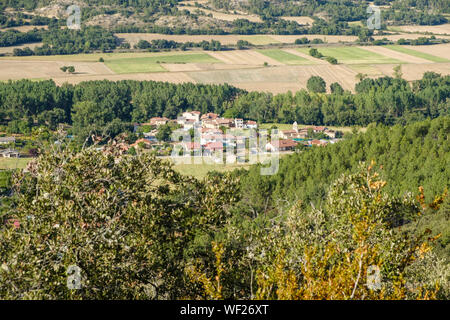 Village d'Quintanaseca et vallée de Tobalina vu depuis le Parc Naturel de los Montes Obarenes, Province de Burgos, Espagne Banque D'Images