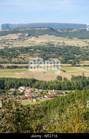 Village d'Quintanaseca et vallée de Tobalina vu depuis le Parc Naturel de los Montes Obarenes, Province de Burgos, Espagne Banque D'Images