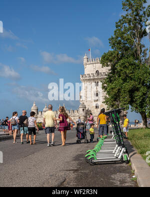 S Lime des scooters électriques à Lisbonne par la Tour de Belém Banque D'Images