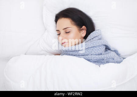 De fièvre et de froid. Magnifique Portrait de femme, ayant la grippe Maux et à haute température. Libre de mauvais Girl couverts dans le contrat cadre, une sensation de malaise Banque D'Images
