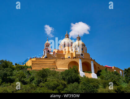 San Andres Cholula, Mexique, le 30 septembre, 2018 - Beau Sanctuaire de Notre Dame des Remèdes à jour ensoleillé, ciel bleu et deux nuages. Banque D'Images