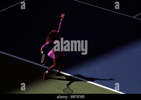 New York, États-Unis. Août 30, 2019. Flushing Meadows, New York, United States - 30 août, 2019. Serena William, le nombre 8, les semences servant à Karolina Muchovza de la République tchèque lors de leur troisième match à l'US Open à Flushing Meadows, New York. Williams a remporté le match en 5 sets. Crédit : Adam Stoltman/Alamy Live News Banque D'Images