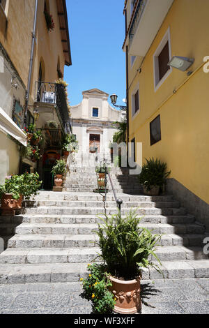 Une ruelle escarpée dans la romantique ville de Taormina en Sicile Banque D'Images
