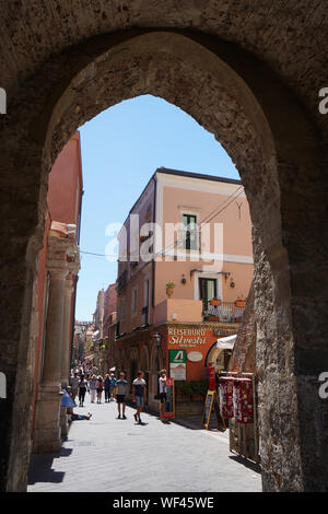 La vieille porte de la ville menant dans le Corso Umberto, Taormina, Sicile, Italie Banque D'Images