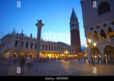 Le Campanile, la tour de la Piazza San Marco (St. Place Saint-Marc) avec les touristes au crépuscule, Venise, Vénétie, Italie Banque D'Images