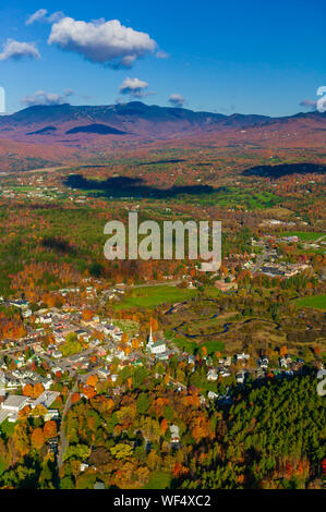 Automne feuillage aérien vue de village rural, Stowe, Vermont, Etats-Unis Banque D'Images