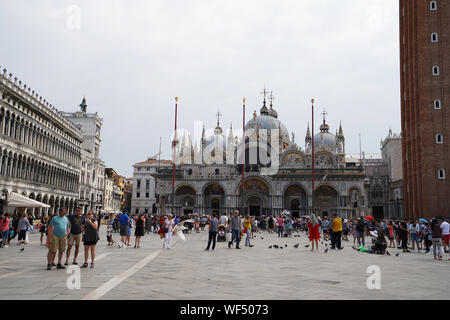 Piazza San Marco (St. Mark's Square), avec les touristes et Basilica di San Marco, Venice, Veneto, Italie Banque D'Images