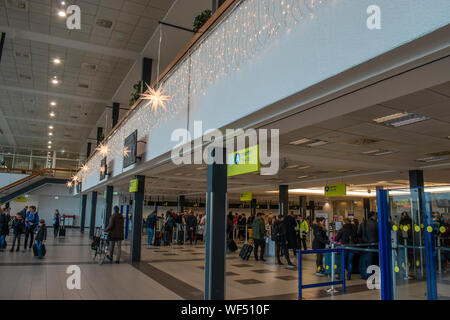Berlin, Allemagne - le 10 décembre 2018 : l'intérieur d'un terminal de l'aéroport international de Schönefeld SXF. Banque D'Images