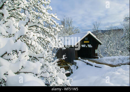 La neige a recouvert d'un pont couvert d'Emily Stowe au Vermont, Etats-Unis Banque D'Images