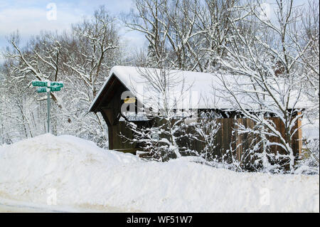 La neige a recouvert d'un pont couvert d'Emily Stowe au Vermont, Etats-Unis Banque D'Images