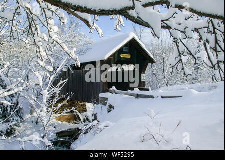 Pont couvert d'Emily couverte de neige fraîche sur un matin d'hiver ensoleillé, Stowe, Vermont, Etats-Unis Banque D'Images