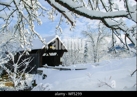 Pont couvert d'Emily couverte de neige fraîche sur un matin d'hiver ensoleillé, Stowe, Vermont, Etats-Unis Banque D'Images