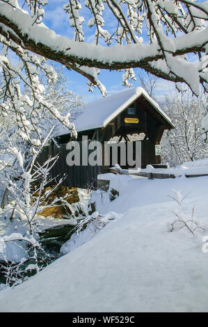 Pont couvert d'Emily couverte de neige fraîche sur un matin d'hiver ensoleillé, Stowe, Vermont, Etats-Unis Banque D'Images