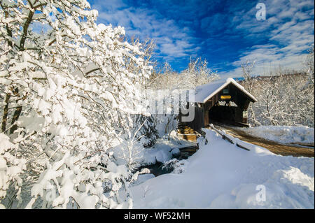 Pont couvert d'Emily couverte de neige fraîche sur un matin d'hiver ensoleillé, Stowe, Vermont, Etats-Unis Banque D'Images