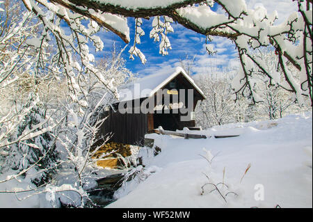 Pont couvert d'Emily couverte de neige fraîche sur un matin d'hiver ensoleillé, Stowe, Vermont, Etats-Unis Banque D'Images