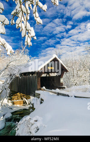 Pont couvert d'Emily couverte de neige fraîche sur un matin d'hiver ensoleillé, Stowe, Vermont, Etats-Unis Banque D'Images