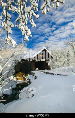 Pont couvert d'Emily couverte de neige fraîche sur un matin d'hiver ensoleillé, Stowe, Vermont, Etats-Unis Banque D'Images