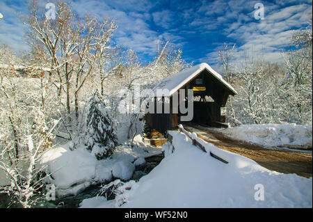 Pont couvert d'Emily couverte de neige fraîche sur un matin d'hiver ensoleillé, Stowe, Vermont, Etats-Unis Banque D'Images