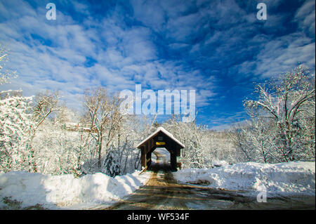 Pont couvert d'Emily couverte de neige fraîche sur un matin d'hiver ensoleillé, Stowe, Vermont, Etats-Unis Banque D'Images