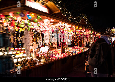 BERLIN, ALLEMAGNE - Décembre 2018 : Vue de la nuit de l'Alexanderplatz Marché de Noël. Banque D'Images