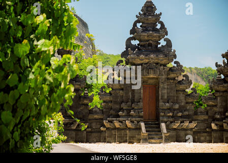 Temple de Bali sur les rives de l'Océan Indien Banque D'Images