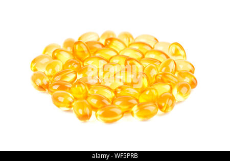 Pilules d'huile de poisson. L'huile de foie de morue capsules omega 3 gel isolé sur fond blanc. Banque D'Images