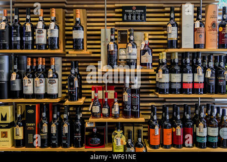 Porto, Portugal - 30 mai 2018 : Bouteilles de vin de port traditionnel célèbre producteurs sur l'affichage à Porto Portugal Banque D'Images