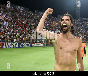 Bologne, Italie. Août 30, 2019. Bologna's Andrea Poli célèbre après une série d'un match de football entre Bologne et Spal à Bologne, Italie, 30 août 2019. Credit : Alberto Lingria/crédit : Xinhua Xinhua/Alamy Live News Banque D'Images