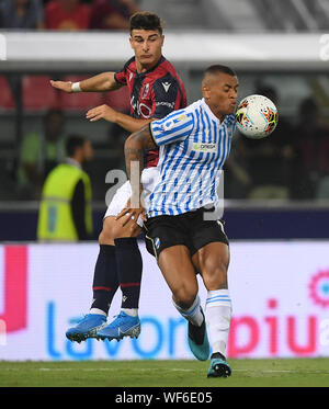 Bologne, Italie. Août 30, 2019. Igor du Spal (R) rivalise avec Riccardo Bologna Orsolini lors d'un match de football Serie A entre Bologne et Spal à Bologne, Italie, 30 août 2019. Credit : Alberto Lingria/crédit : Xinhua Xinhua/Alamy Live News Banque D'Images