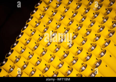 Batterie alcaline aa. Plusieurs batteries en lignes.Un gros plan de la même batterie jaune, alignés en rangées même par des charges positives. Une façon non sécuritaire Banque D'Images