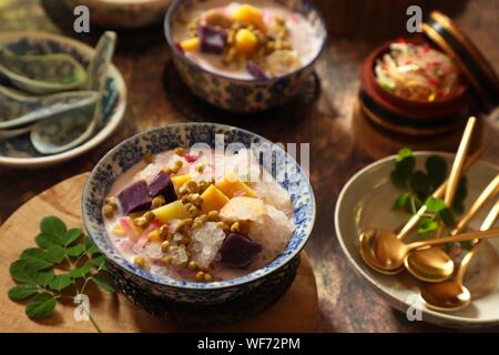 Bubur Cha Cha. Dessert Peranakan de patate douce, igname, haricots et des perles de sagou dans le lait de coco soupe. Banque D'Images