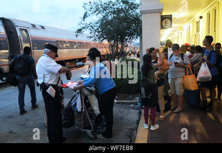Orlando, Floride, USA. Août 30, 2019. Les passagers se préparent à bord du dernier Miami à New York à l'Amtrak train station d'Orlando avant train service est suspendu avant l'arrivée de l'Ouragan Dorian. L'ouragan s'est intensifiée à la catégorie 4 et menacera certaines parties de la France et le sud-est des États-Unis au cours de la fête du Travail. Crédit : Paul Hennessy/SOPA Images/ZUMA/Alamy Fil Live News Banque D'Images