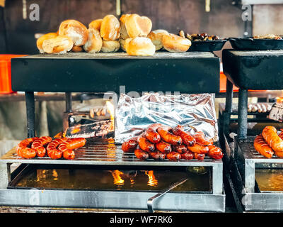 Marché de Noël en Allemagne, l'Europe. Saucisses bratwurst traditionnels et du pain sur le gril extérieur lors du marché de Noël de saison à Munich Banque D'Images