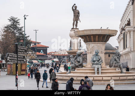 Skopje, Macédoine du Nord - Décembre 2018 : Avis d'Olympias Monument et Philippe II de Macédoine Monument, la mère et le père d'Alexandre le Grand. Banque D'Images